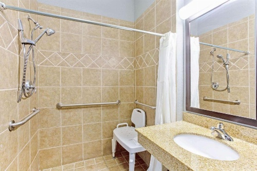 La Quinta Inn & Suites by Wyndham Mobile - Tillman's Corner image 39